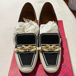 Tory Burch white navy and gold chain.size 10.5 worn once.Excellent condition